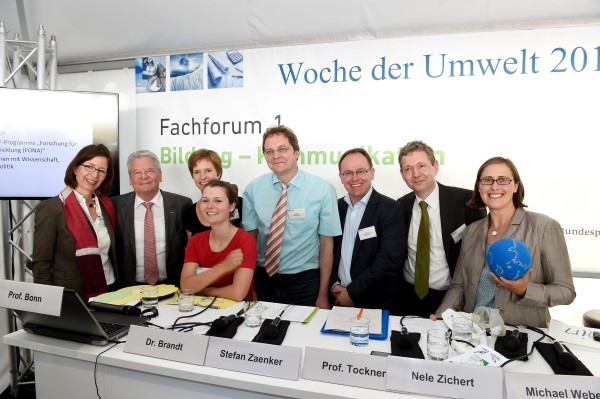 Bundespräsident Joachim Gauck mit Aletta Bonn (ganz links), Anett Richter (ganz rechts) und den anderen Teilnehmern des Forums / © DBU/Peter Himsel